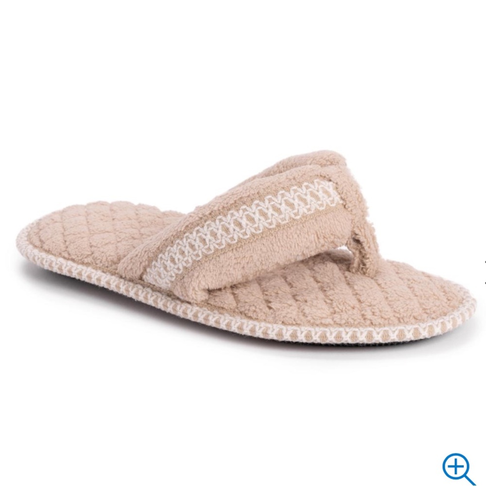 NWT Muk Luks thong slippers